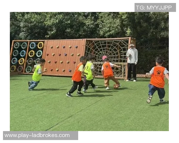 男孩足球玩具的乐趣与成长探索让孩子在游戏中锻炼团队精神与运动能力