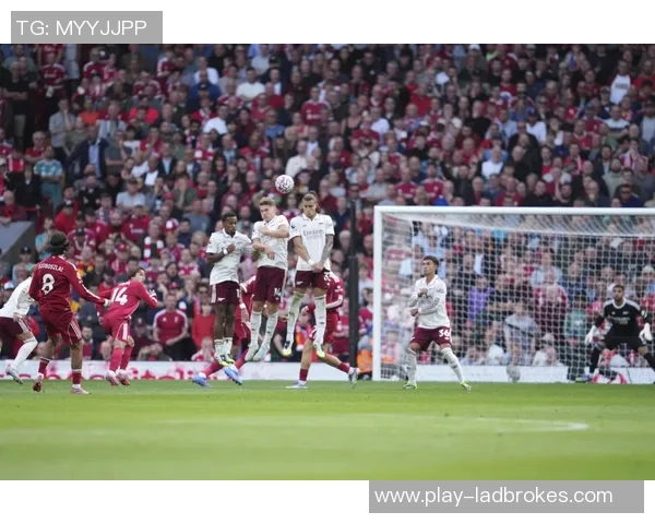 经典对决足球的魅力与战术分析让我们重温历史上的巅峰对决 经典对决足球的魅力与战术分析让我们重温历史上的巅峰对决